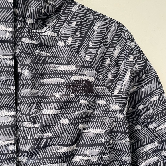 The North Face Women’s Novelty Venture Waterproof Rain Jacket - Picture 4 of 10